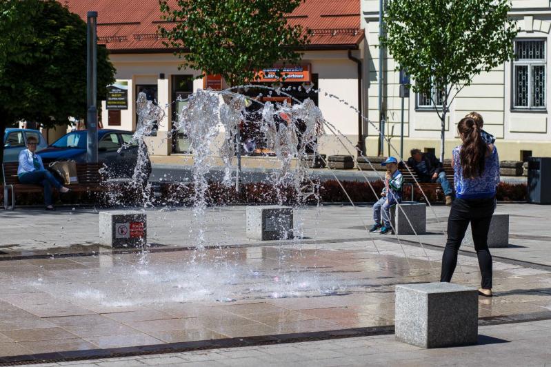 Skawiński Rynek. widok na fontannę 