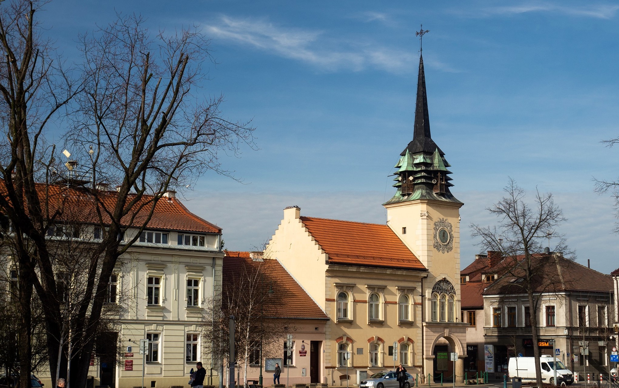 Zdjęcie przedstawiające skawiński Ratusz, Rynek 2 i Rynek 3