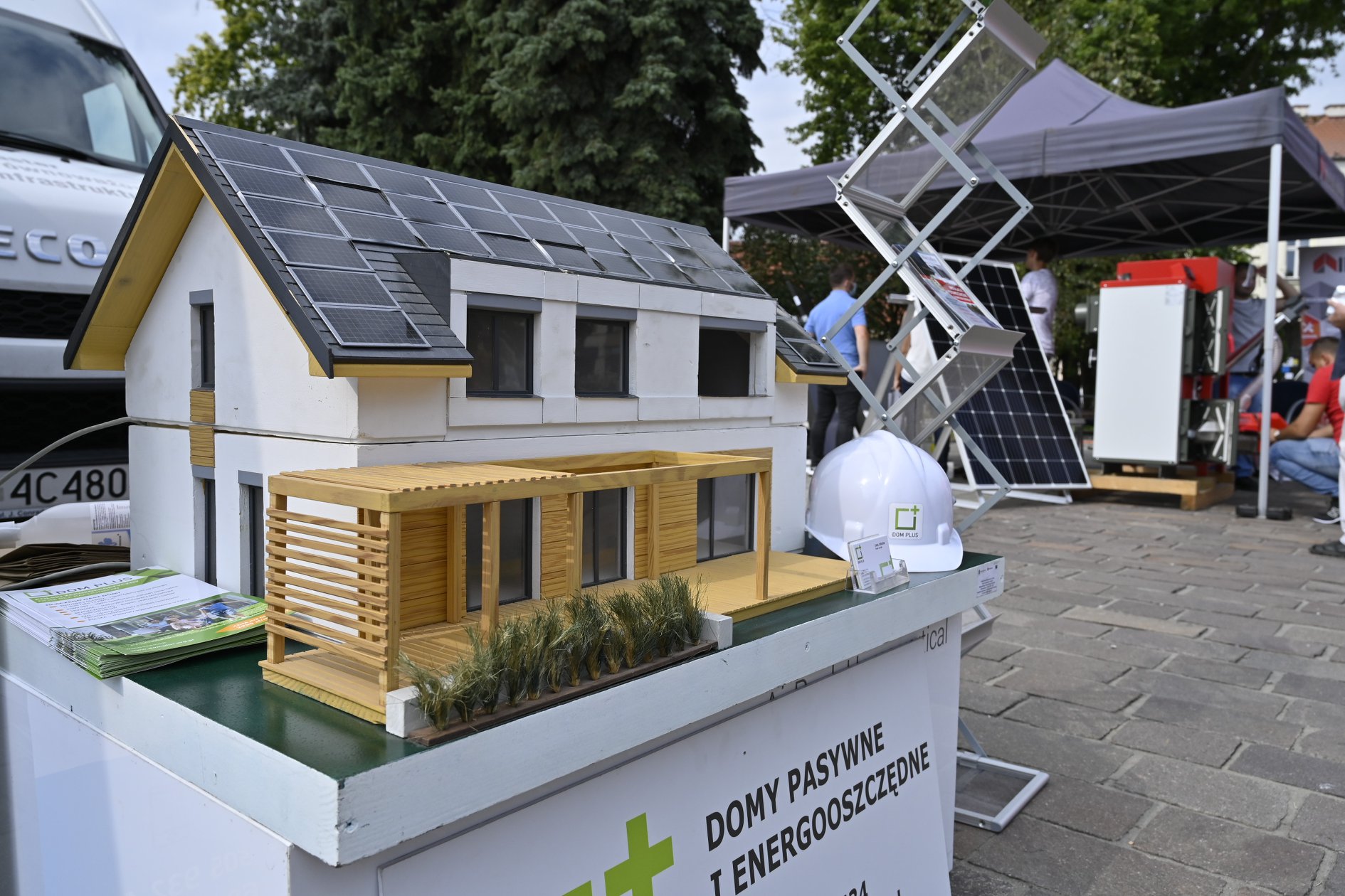 zdjęcie makiety domu z napisem domy pasywne i energooszczędne