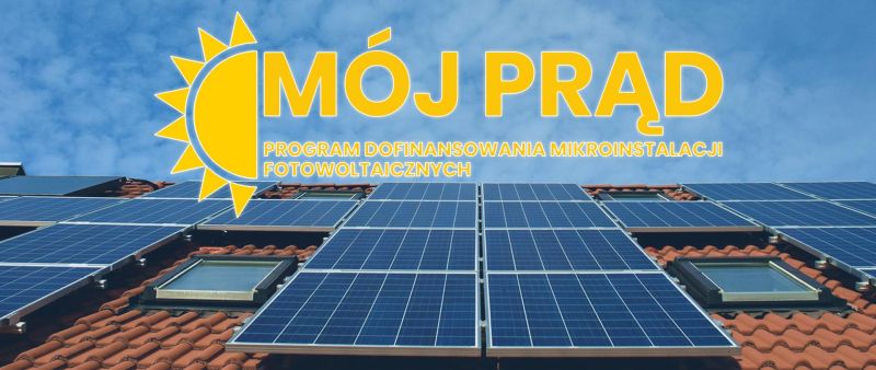 Zdjęcie przedstawiające dach z panelami i napisem Mój Prąd Program dofinansowania mikroinstalacji fotowoltaicznych