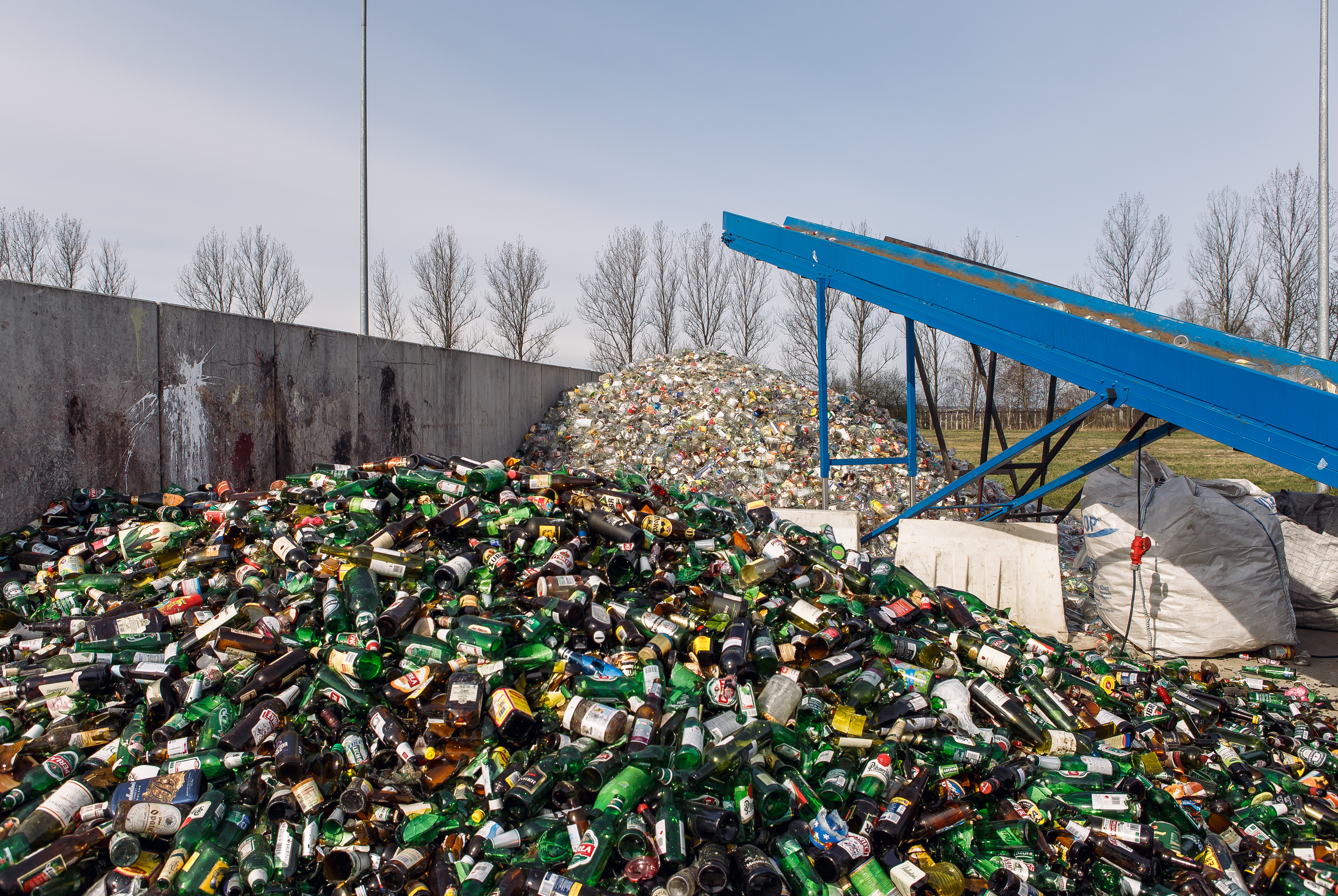 Punkt Selektywnej Zbiórki Odpadów Komunalnych - usyp szklanych butelek