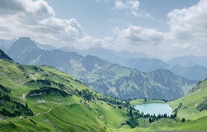 zdjęcie gór, widok na jezioro i góry otaczające je