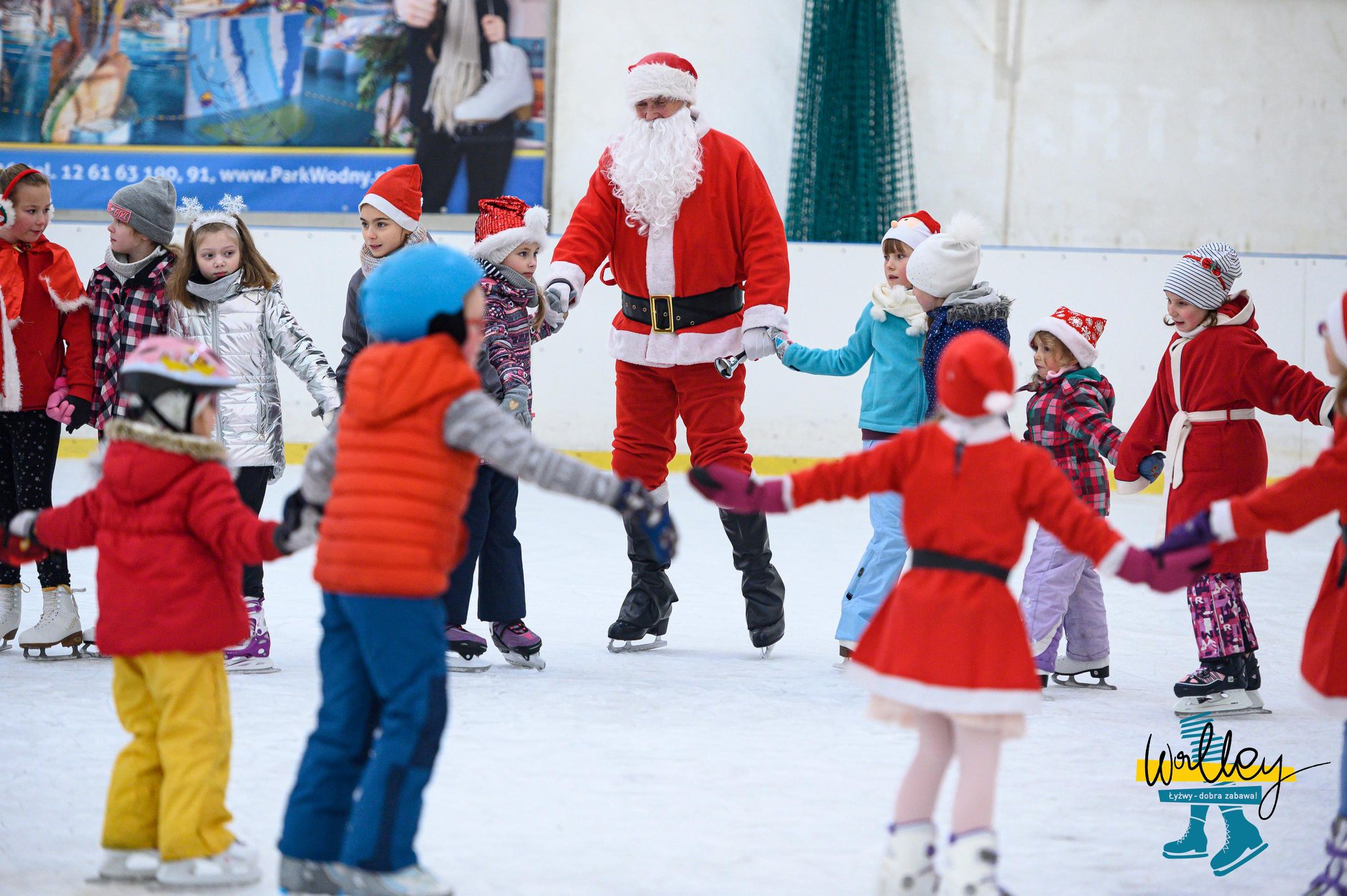 zdjęcie dzieci i św. Mikołaja na lodzie.