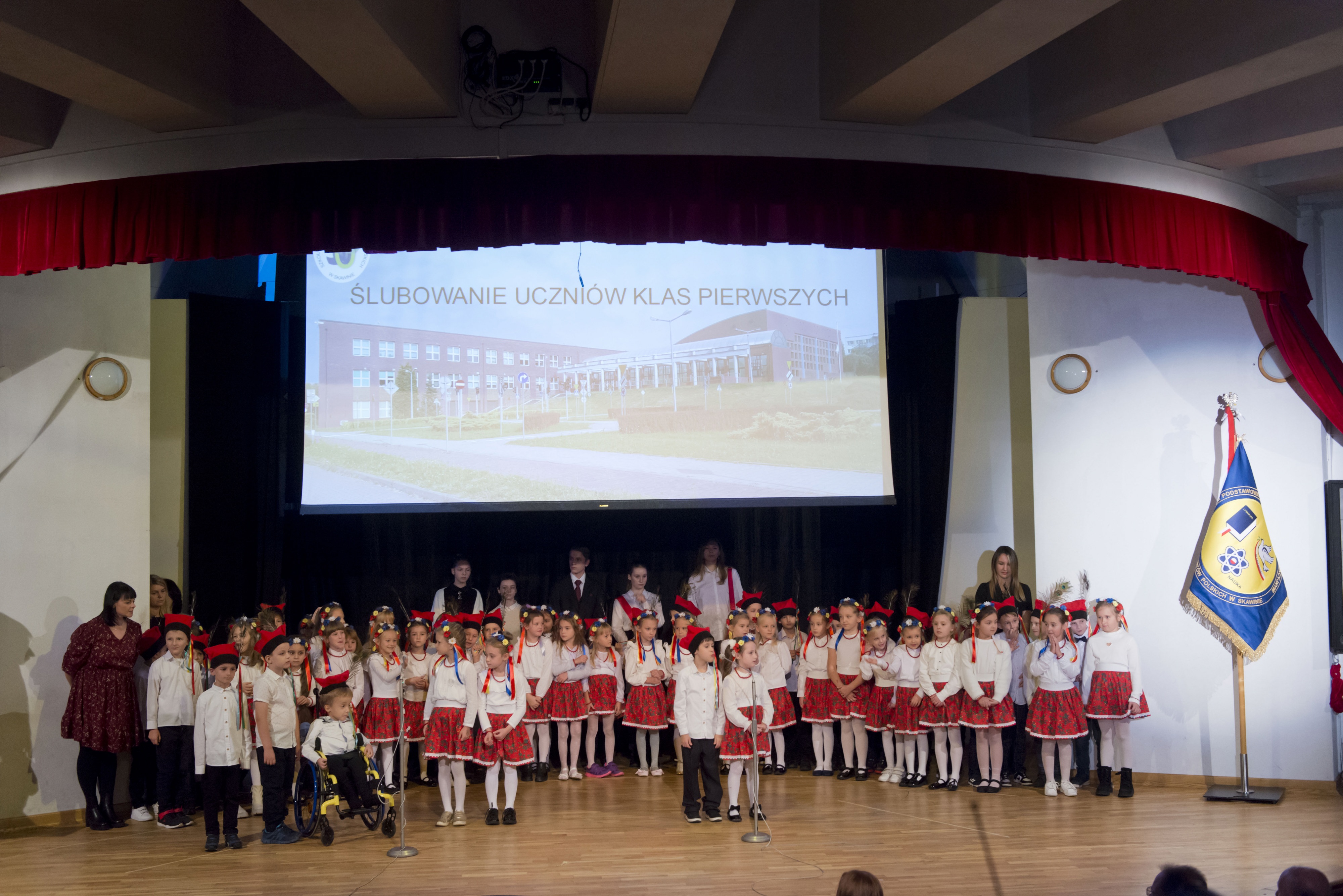 Fotografia dotycząca Poświęcanie sztandaru Szkoły Podstawowej nr 6 w Skawinie