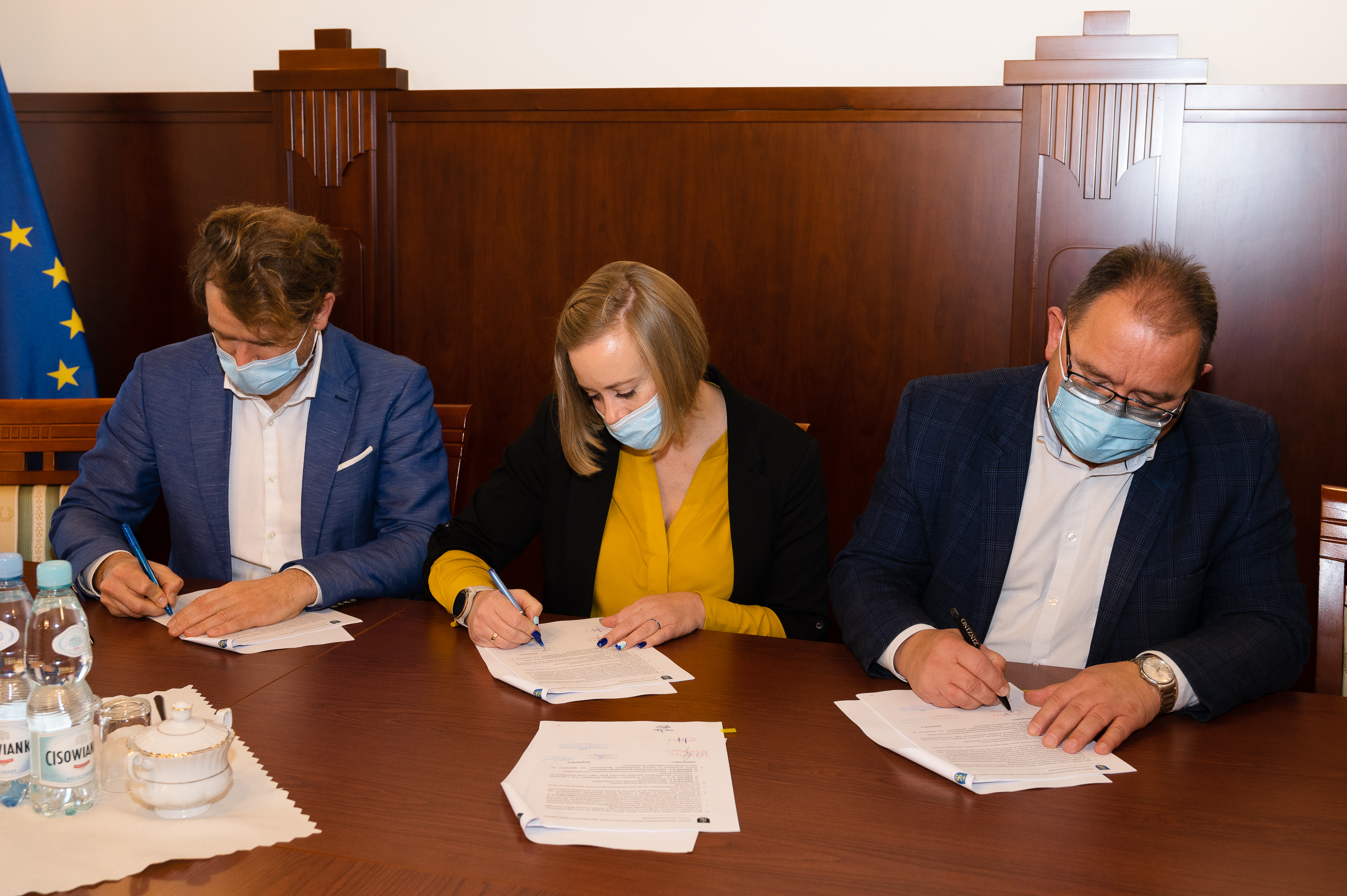Burmistrz Norbert Rzepisko podpisuje umowę