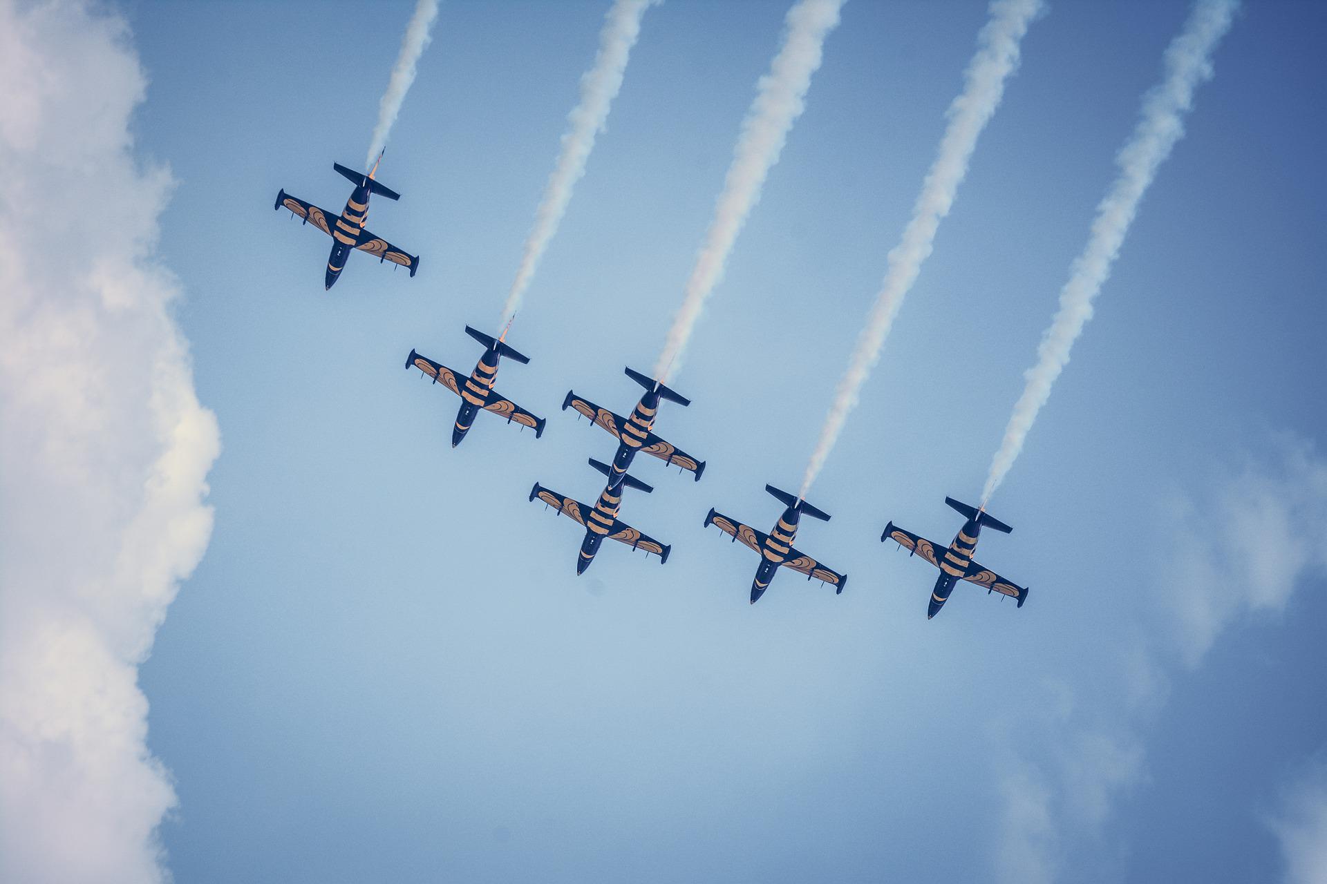 zdjęcie przedstawiające samoloty na niebie, pokaz