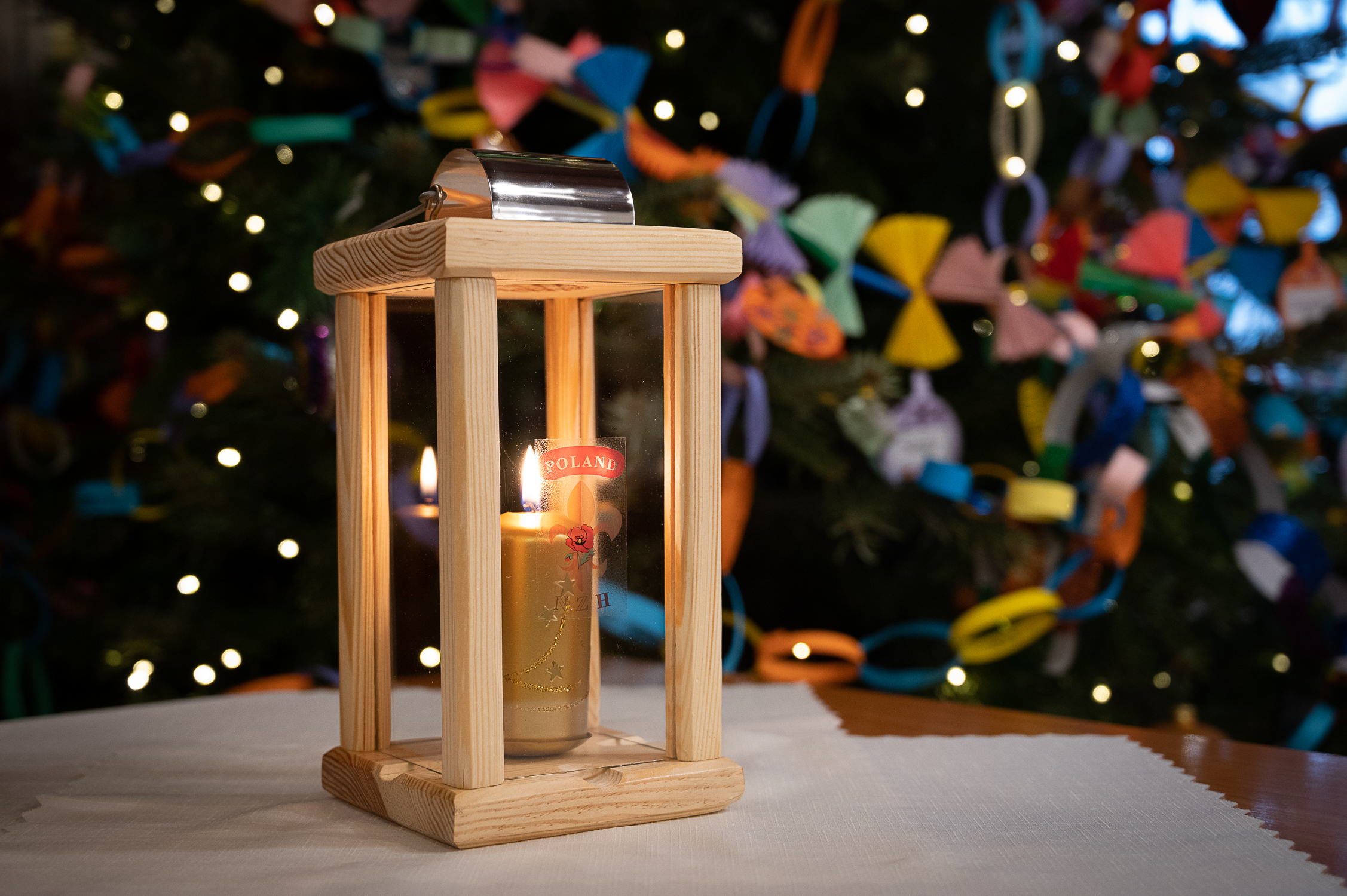 zdjęcie lampionu z zapaloną świeczką wewnątrz