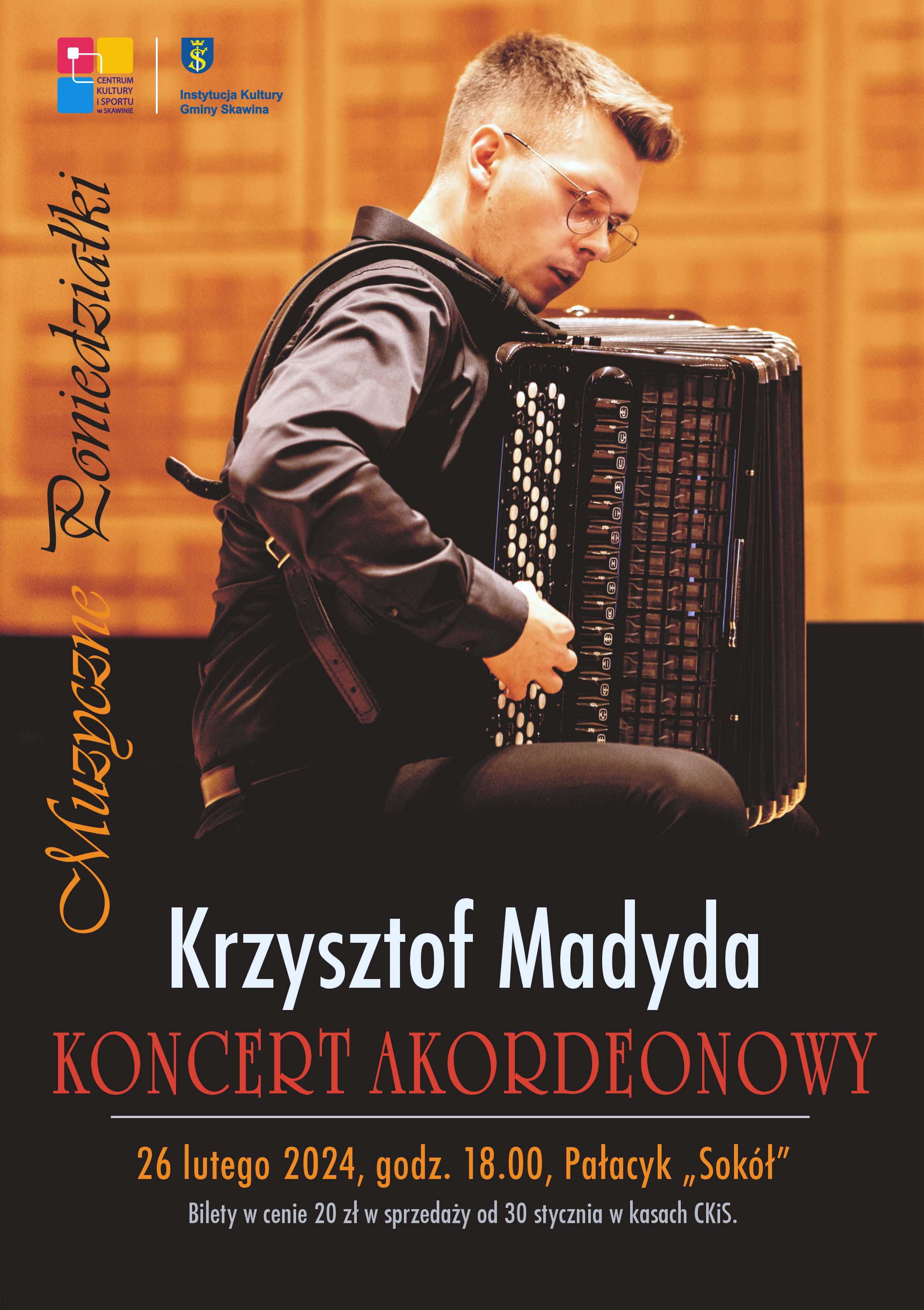 zdjęcie mężczyzny, Krzysztofa Madyda grającego na akordeonie.
