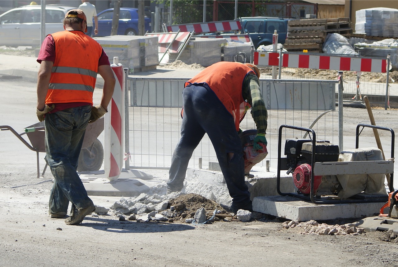 Na obrazku: robotnicy budujący drogę