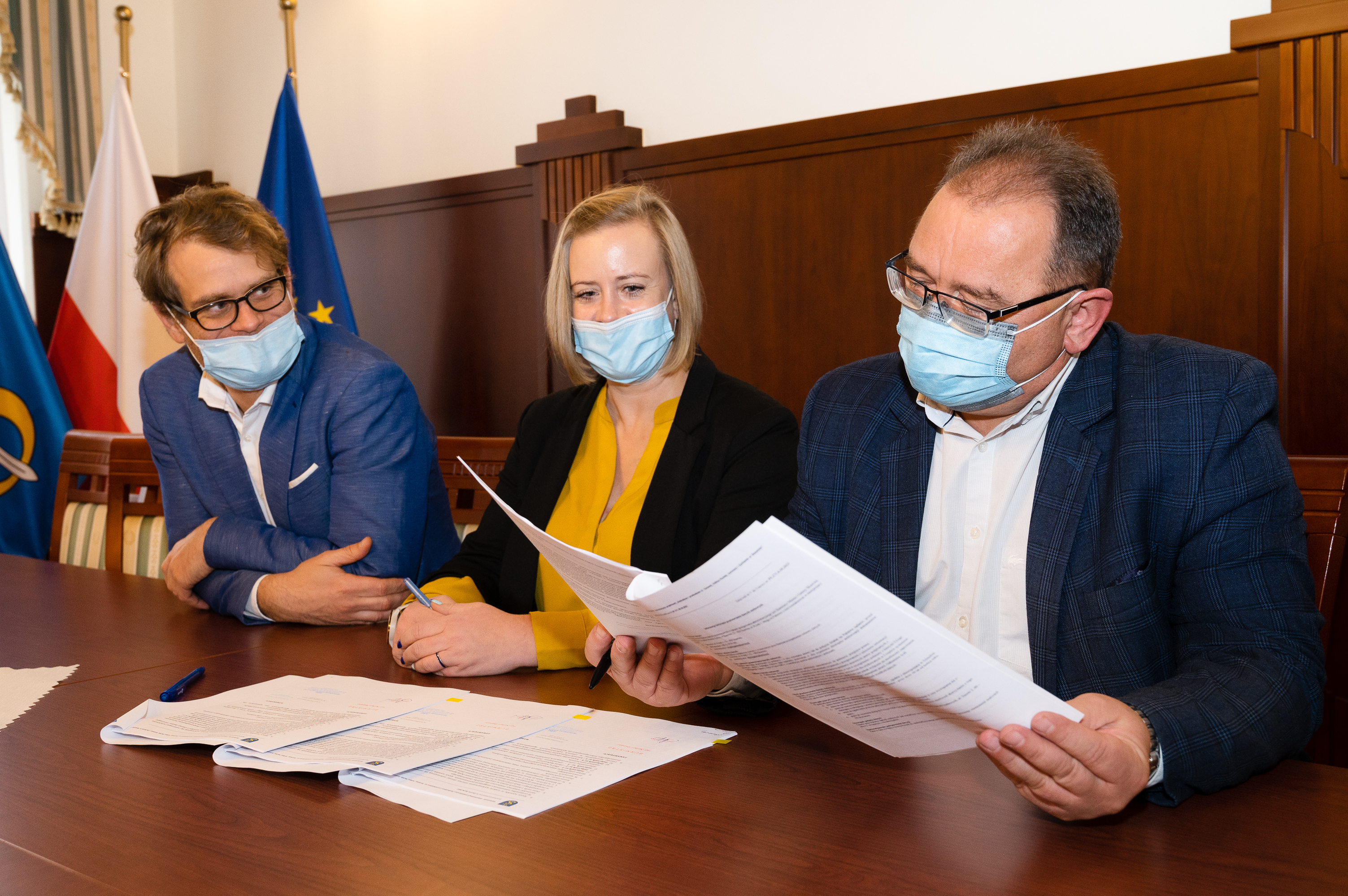 Burmistrz Norbert Rzepisko podpisuje umowę