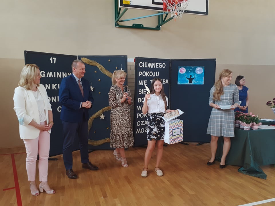 Na zdjęciu widać przedstawicieli SP4, Kierownika Wydziału Edukacji oraz jedną z laureatek, które zostały nagrodzone w konkursie