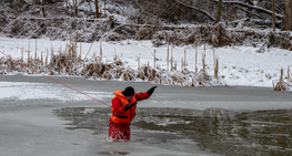 Zimowa zabawa czy śmiertelne zagrożenie? Zachowaj szczególną ostrożność!