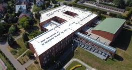 Nowy dach nad głowami uczniów – kosztowny, ale konieczny remont w szkole nr 6 w Skawinie