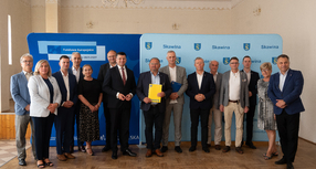 Poprawiamy bezpieczeństwo  - umowa na rozbudowę ulicy Podlesie w Radziszowie podpisana