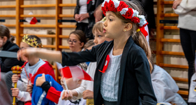 Radosna parada postaci historycznych w SP 6