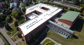 Nowy dach nad głowami uczniów – kosztowny, ale konieczny remont w szkole nr 6 w Skawinie