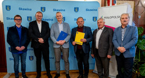 Podpisanie umowy na rozbudowę dróg w Rzozowie i Radziszowie oraz budowę parkingu P&R