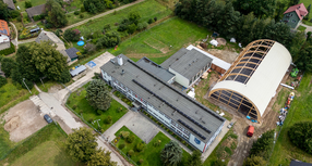 Postępy prac na budowie sali sportowej w Woli Radziszowskiej