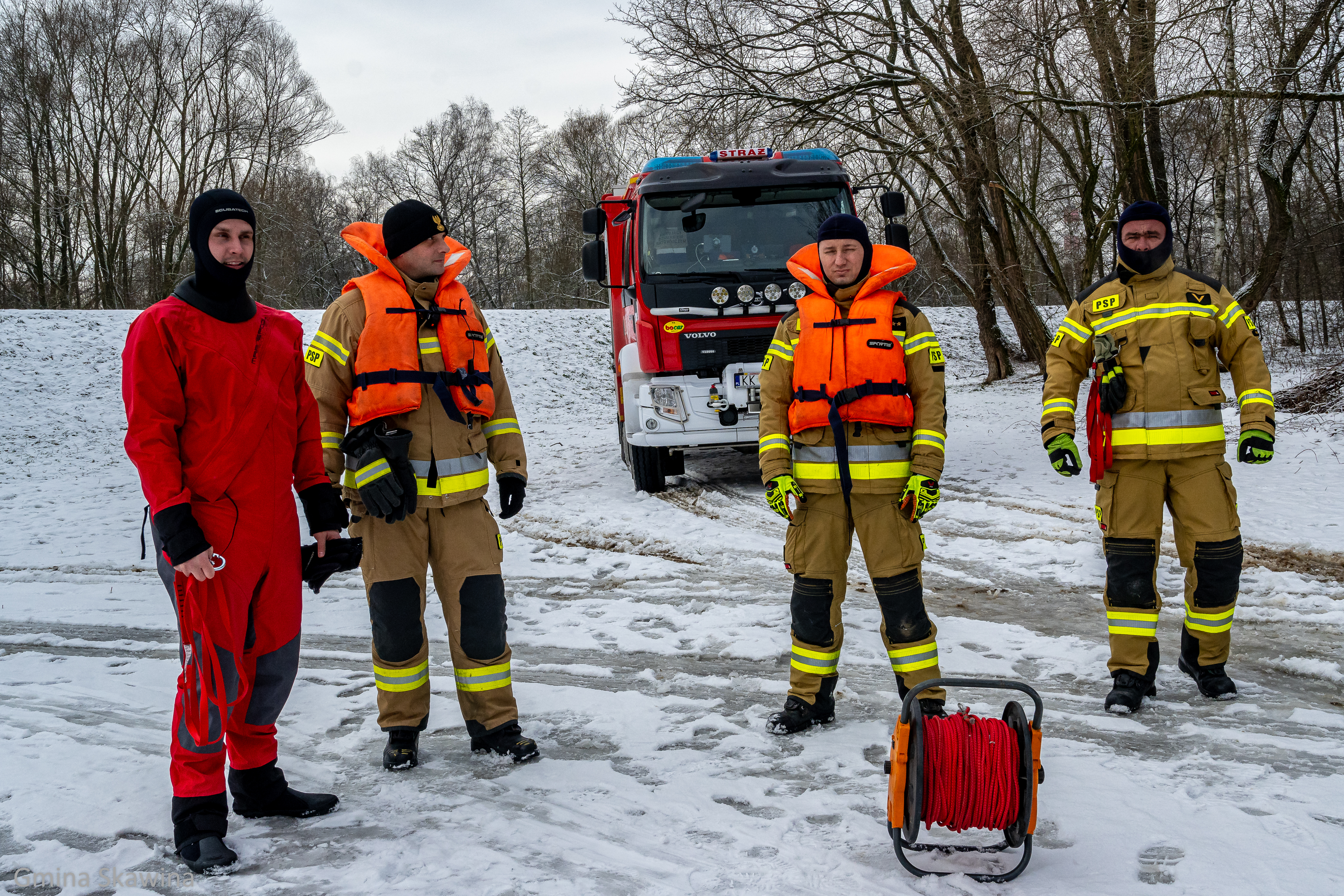 4 strażaków 1 zmiany JRG w Skawinie 